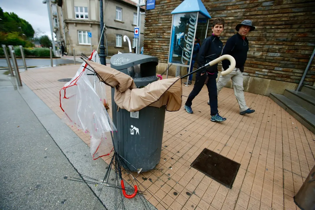 Paraugas rotos. GONZALO GARC&Iacute;A