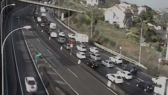 Uno de los viales colapsados en la ma&ntilde;ana de este viernes. DGT