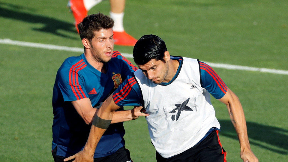 Álvaro Morata, junto a Sergi Roberto en un entrenamiento de la selección. JUAN CARLOS HIDALGO (EFE)