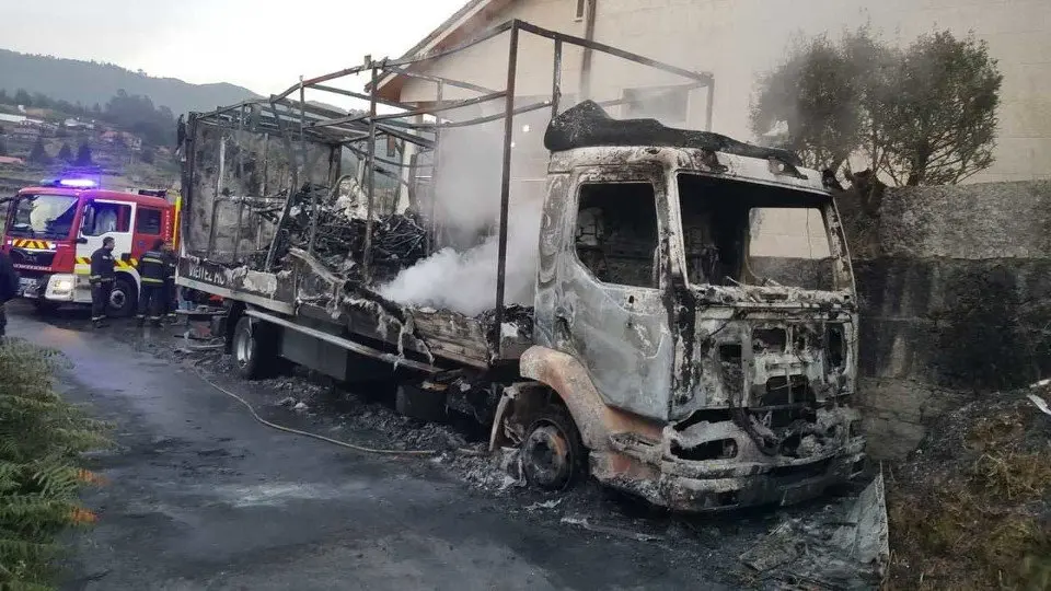 Imagen del camión calcinado tras los sucesos ocurridos en la madrugada del sábado. DP - Alexis Viéitez