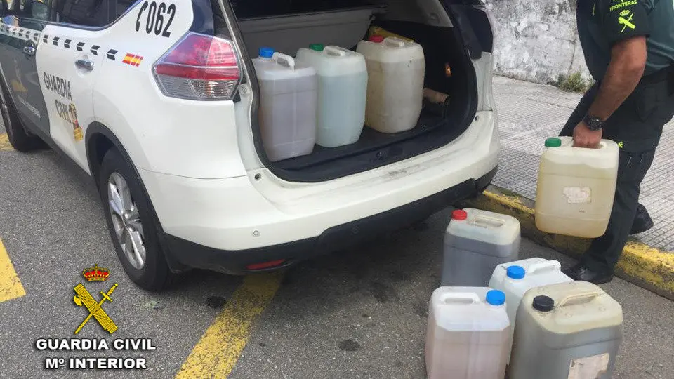 Garrafas de aguardiente incautadas en la operación. GUARDIA CIVIL