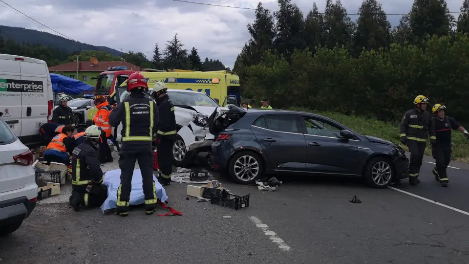 Lugar del accidente en Cuntis, junto al puesto de cerezas. DP