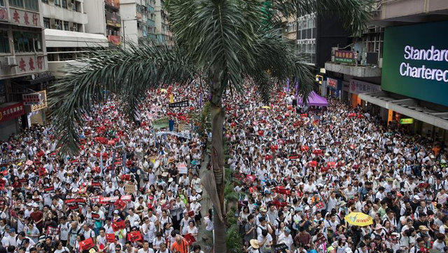 Multitudinaria manifestación en las calles de Hong Kong. JEROME FAVRE (Efe)