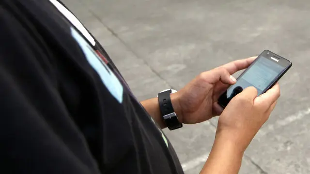 Un niño con un teléfono. ARCHIVO