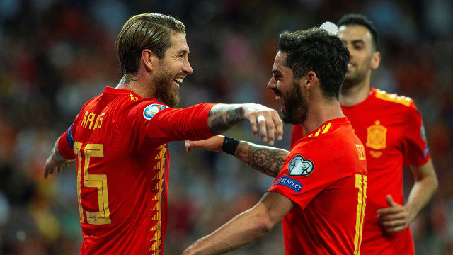 Sergio Ramos celebra con Isco o primeiro gol de España ante Suecia. RODRIGO JIMÉNEZ (EFE)