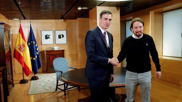 Pedro Sánchez y Pablo Iglesias, al inicio de su encuentro de este martes. ZIPI (EFE)