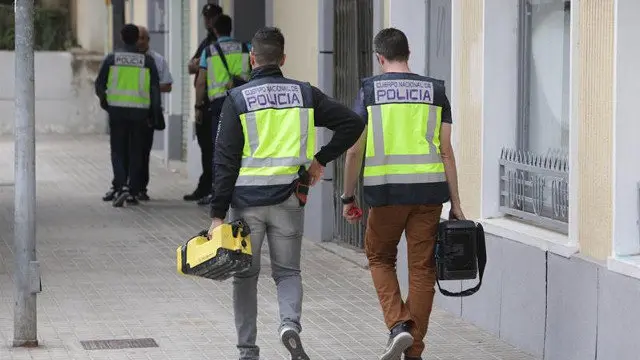 Agentes ante la vivienda donde una mujer de unos 36 a&ntilde;os, embarazada, ha aparecido degollada. EFE