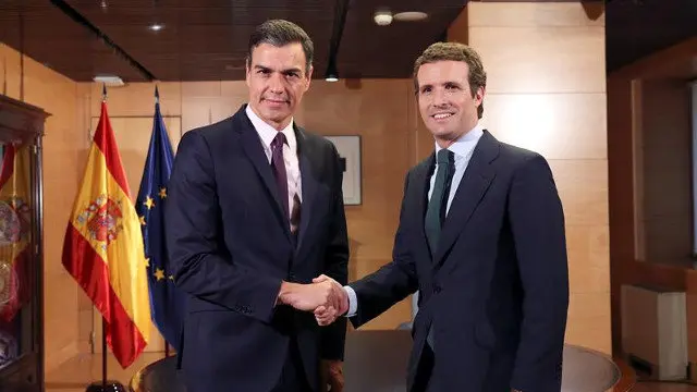 Sánchez y Casado se dan la mano antes d ela reunión. KIKO HUESCA