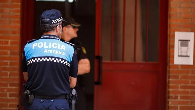 Policías custodian la vivienda de Aranjuez donde se produjo el tiroteo. DAVID FERNÁNDEZ