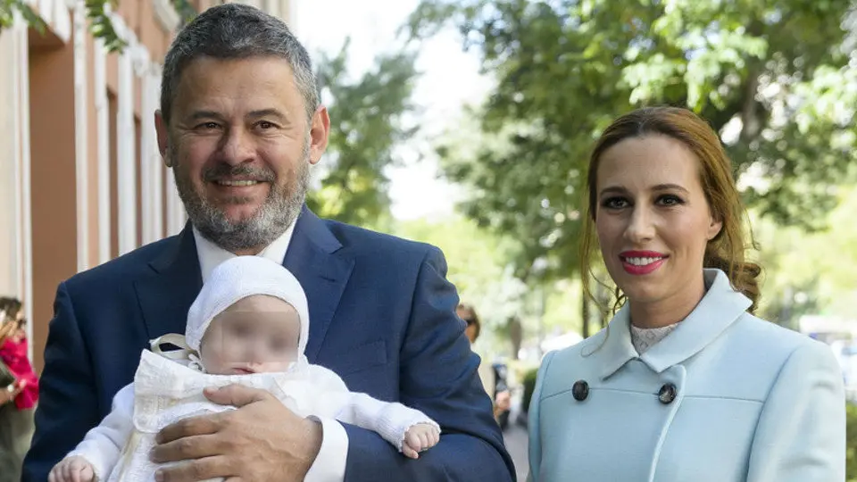 Miki Nadal e a s&uacute;a esposa Carola Esc&aacute;mez no bautizo da s&uacute;a filla. AEP