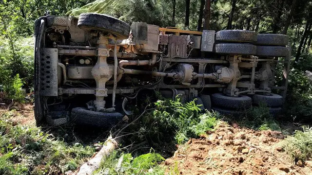 El camión que se despeñó por un terraplén en Mos. SXENICK