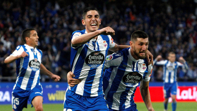 Carlos Fernández e Borja Valle celebran o terceiro gol do Dépor. CABALAR (EFE)