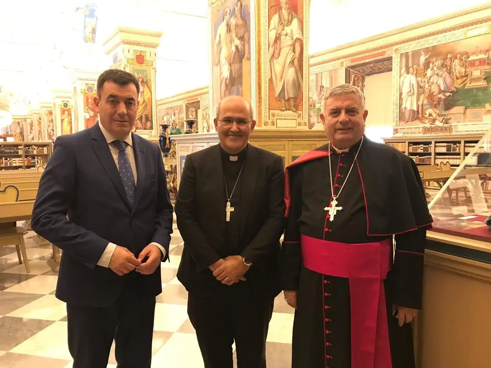 Román Rodríguez con José Tolentino de Mendonça y José Rodríguez Carballo, en Roma. XUNTA