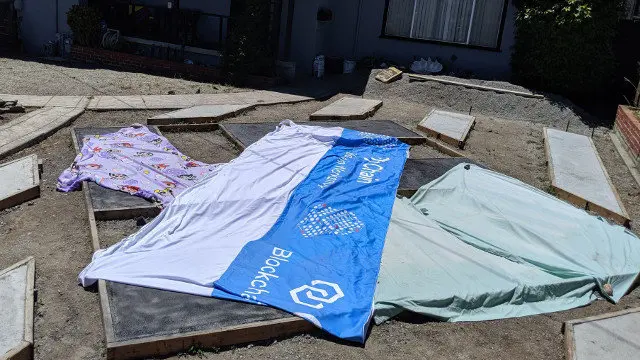 Vista dunha esvástica xigante tapada con teas e plástico no xardín da casa de Steven Johnson, residente no Sobrante, un pequeno municipio da Bahía de San Francisco. MARC ARCAS (EFE)