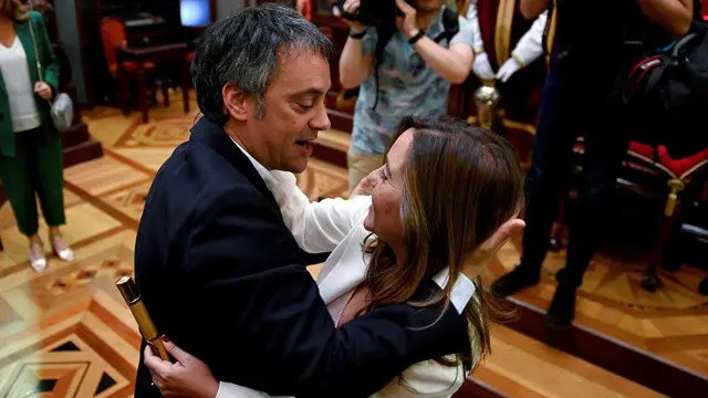 Xulio Ferreiro pasa el bastón de mando a Inés Rey. MONCHO FUENTES (EFE)