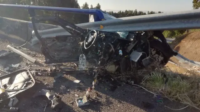 Vehículo accidentado en la AG-11. EP