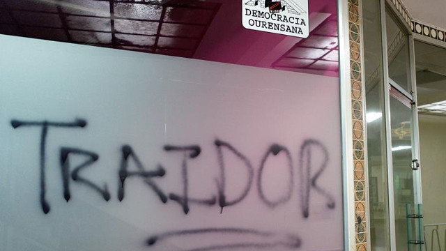 Vista da pintada anónima que apareceu no local de Democracia Ourensana, que acusa ao alcalde de Ourense, Gonzalo Pérez Jácome, de “traidor”. BRAIS LORENZO (EFE)