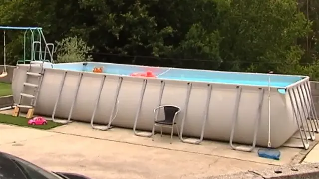 Piscina desmontable en la parroquia nigranesa de Camos en la que el lunes perdió la vida la pequeña de tres años. TELECINCO