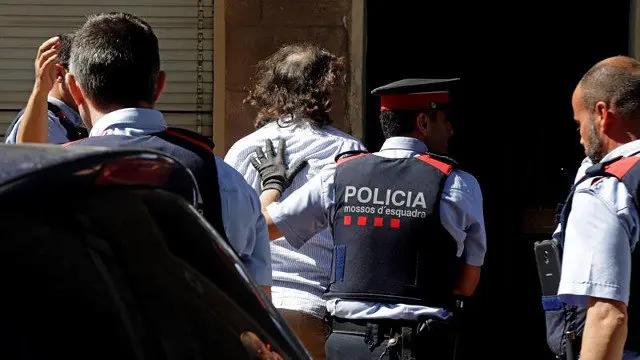 Los Mossos trasladan al hombre detenido. EFE