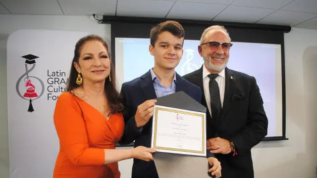 Sergio De Miguel Jorquera, entre Gloria Estefan y Emilio Estefan. EFE