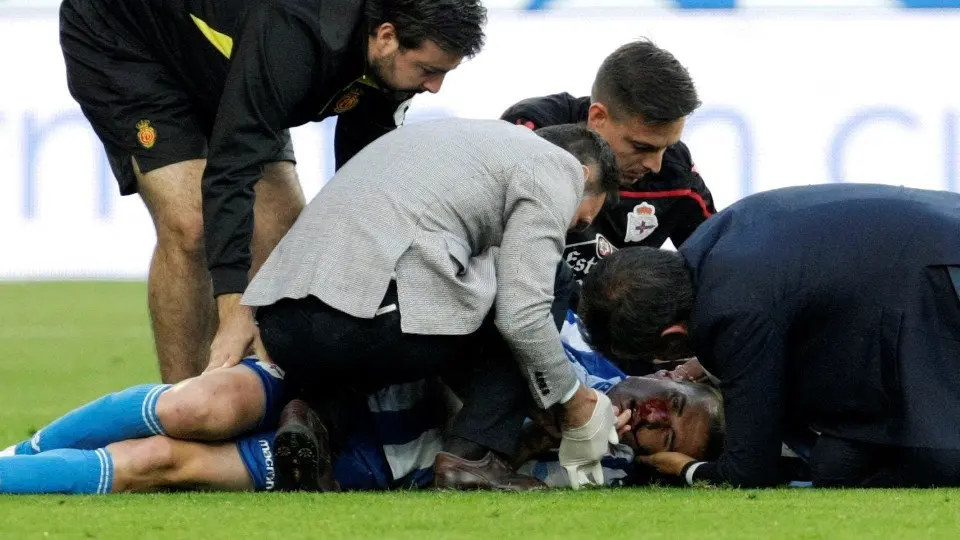 Bergantiños, atendido por las asistencias tras el choque con Pedraza. CABALAR (EFE)