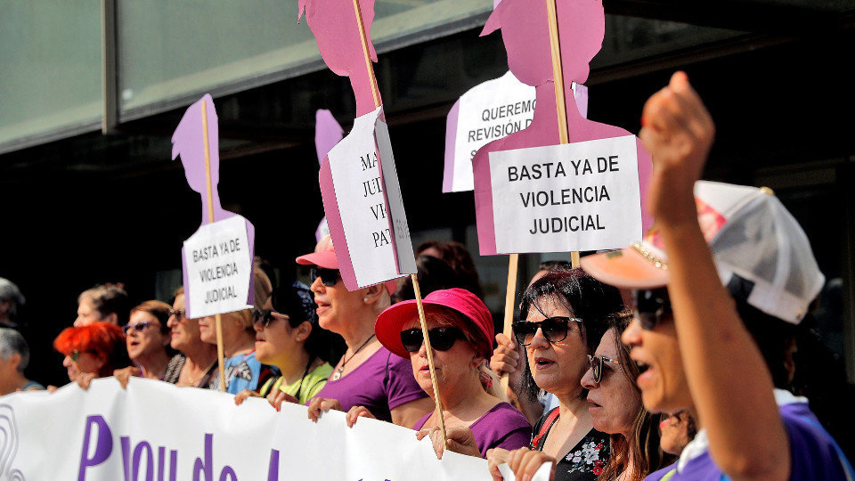 El Movimiento Feminista de Valencia se concentró este viernes a las puertas del Tribunal Supremo. MANUEL BRUQUE (EFE)