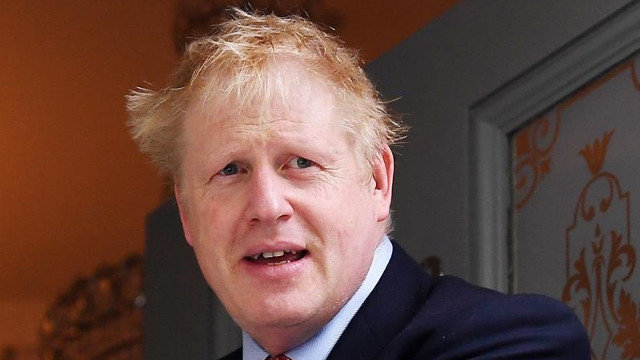 Boris Johnson sale de su casa en Londres. ANDY RAIN