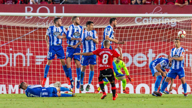 O xogador do Mallorca Salva Sevilla lanza unha falta para marcar o segundo gol ante o Deportivo. EFE