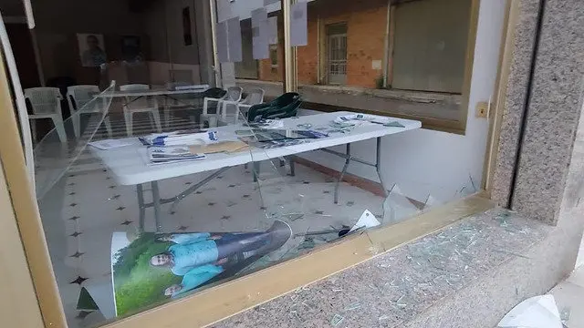 Cristal roto en la sede del colectivo. MAREA VECIÑAL DE TOURO