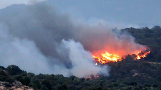 Incendio en Ribeira. JAUME SELLART (EFE)