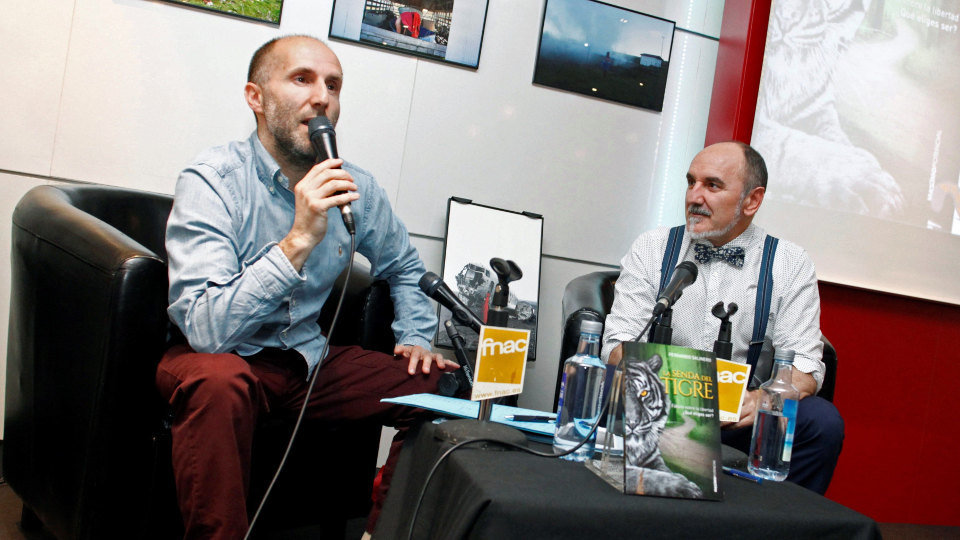 Pérez Jácome y el escritor Fernando Salinero durante la presentación de 'La senda del tigre'.CABALAR (Efe)