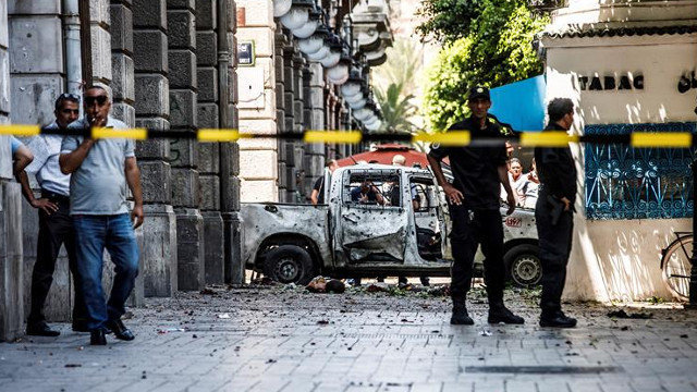 Estado en el que terminó el coche de Policía asaltado en Túnez durante el atentado.EFE