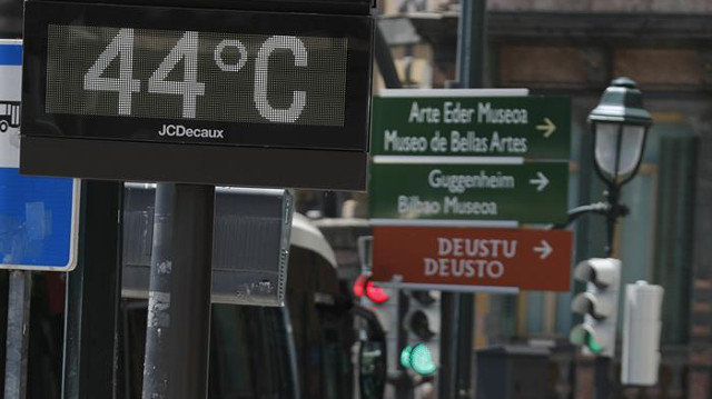Un termómetro marca 44º en Bilbao. LUIS TEJIDO