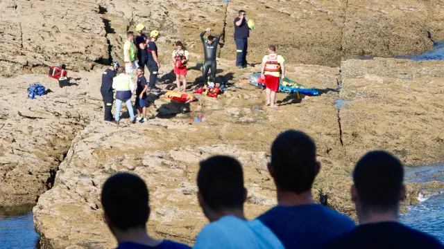 Efectivos sanitarios en Punta Cabicastro. JOSÉ LUIZ OUBIÑA