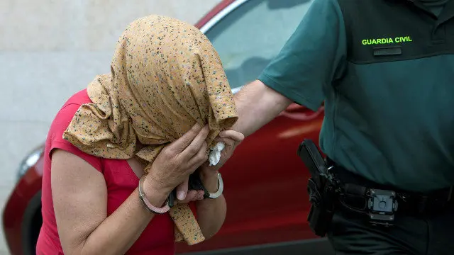 La acusada de intentar matar a la novia de su expareja a su llegada a los juzgados de Vigo. SALVADOR SAS (EFE)