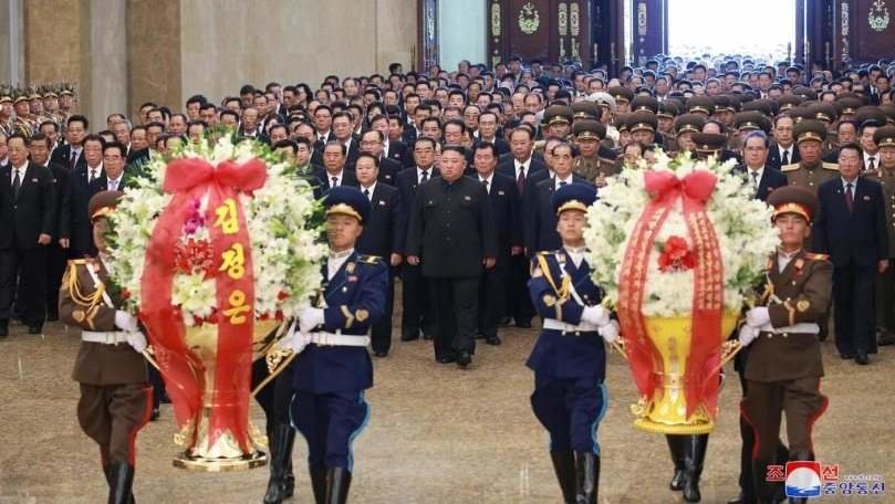 Foto da homenaxe de Kim Jong-un ao seu avó. EFE