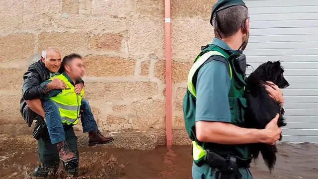 Evacúan a un hombre y un perro en las inundaciones de Ourense. EFE