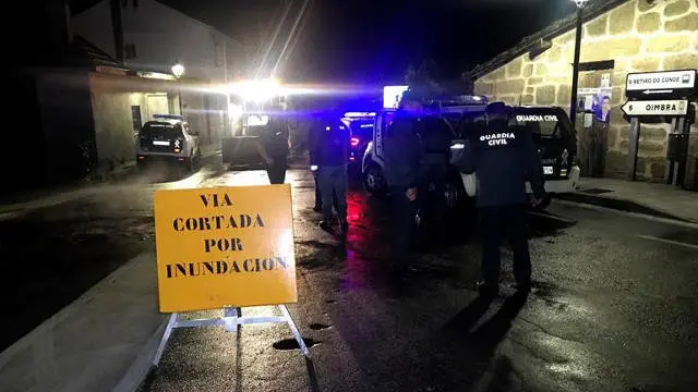 Vía cortada por una inundación en Ourense. EFE