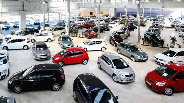 Coche a la venta en un concesionario. ARCHIVO