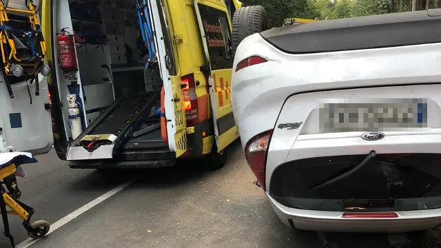 Vehículo envorcado en Vedra. TWITTER (@helicosantiago)