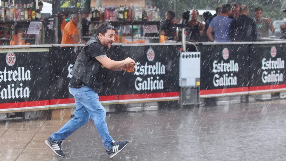 Una de las instantáneas que nos deja la tormenta. RAFA FARIÑA