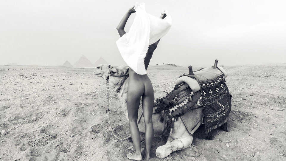 Una modelo posa desnuda frente a las pirámides de Guiza. ARCHIVO EFE