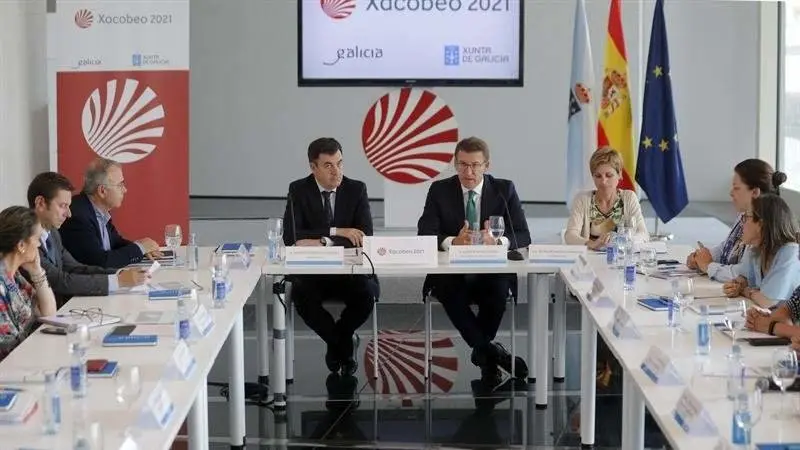 O presidente da Xunta, Alberto Núñez Feijóo, acompañado polo conselleiro de Cultura e Turismo, Román Rodríguez. EFE