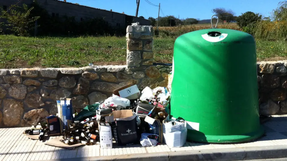 Vidrio al lado del contenedor. EP