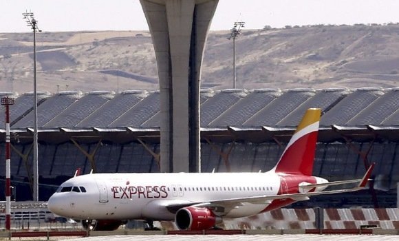 Avión na T4 do aeroporto Adolfo Suárez-Madrid Barajas. EFE