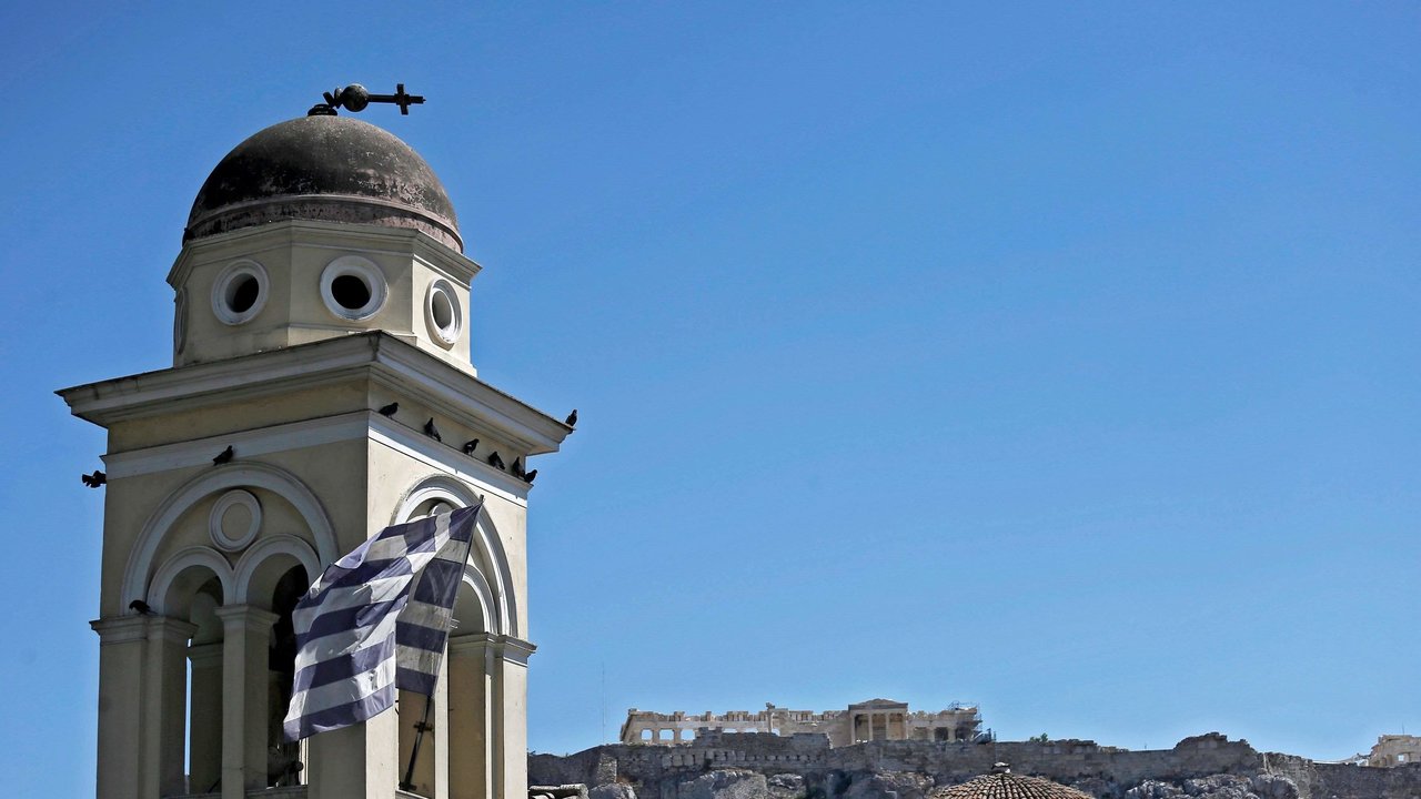 A cruz de mármore da igrexa de Pantanassa atópase a medio romper na cúpula do templo na Praza de Monastiraki, ao pé do outeiro da Acrópole no centro de Atenas, EFE