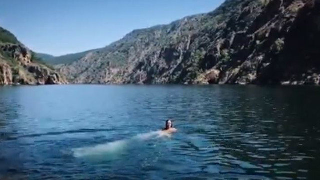 Imagen del vídeo publicado por Amaral en las aguas del Sil. INSTAGRAM
