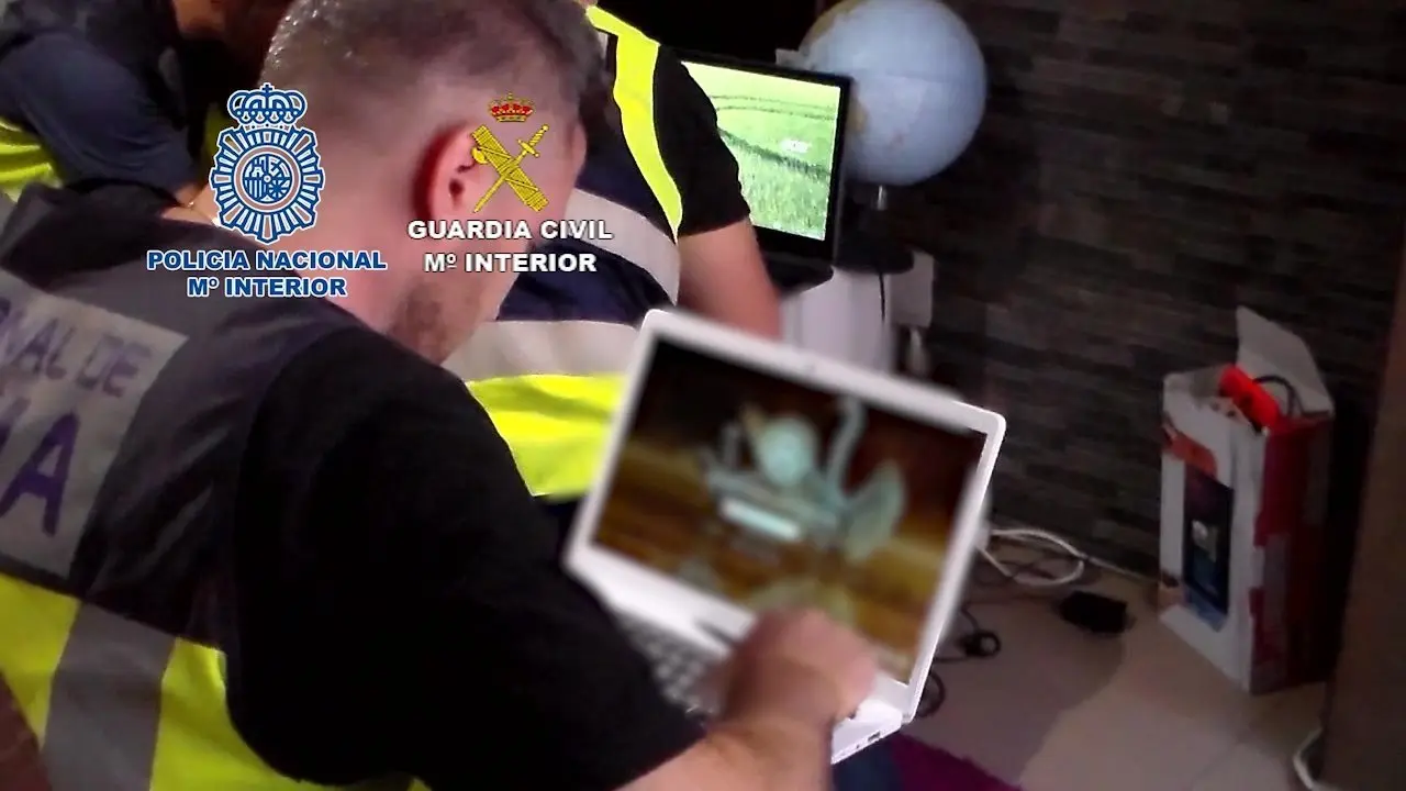 Investigadores analizan equipos informáticos. DP