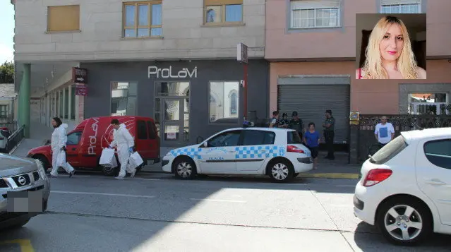 Técnicos e investigadores, ante la casa en la que se produjo el crimen machista de Vilalba. CRISTINA PÉREZ