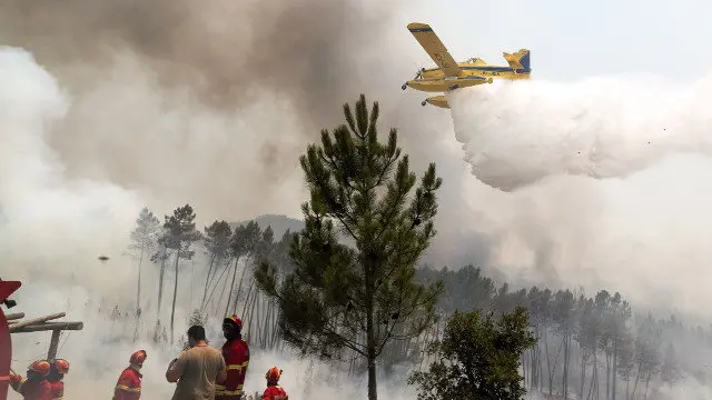 Trabajos de extinción en Mação. EFE